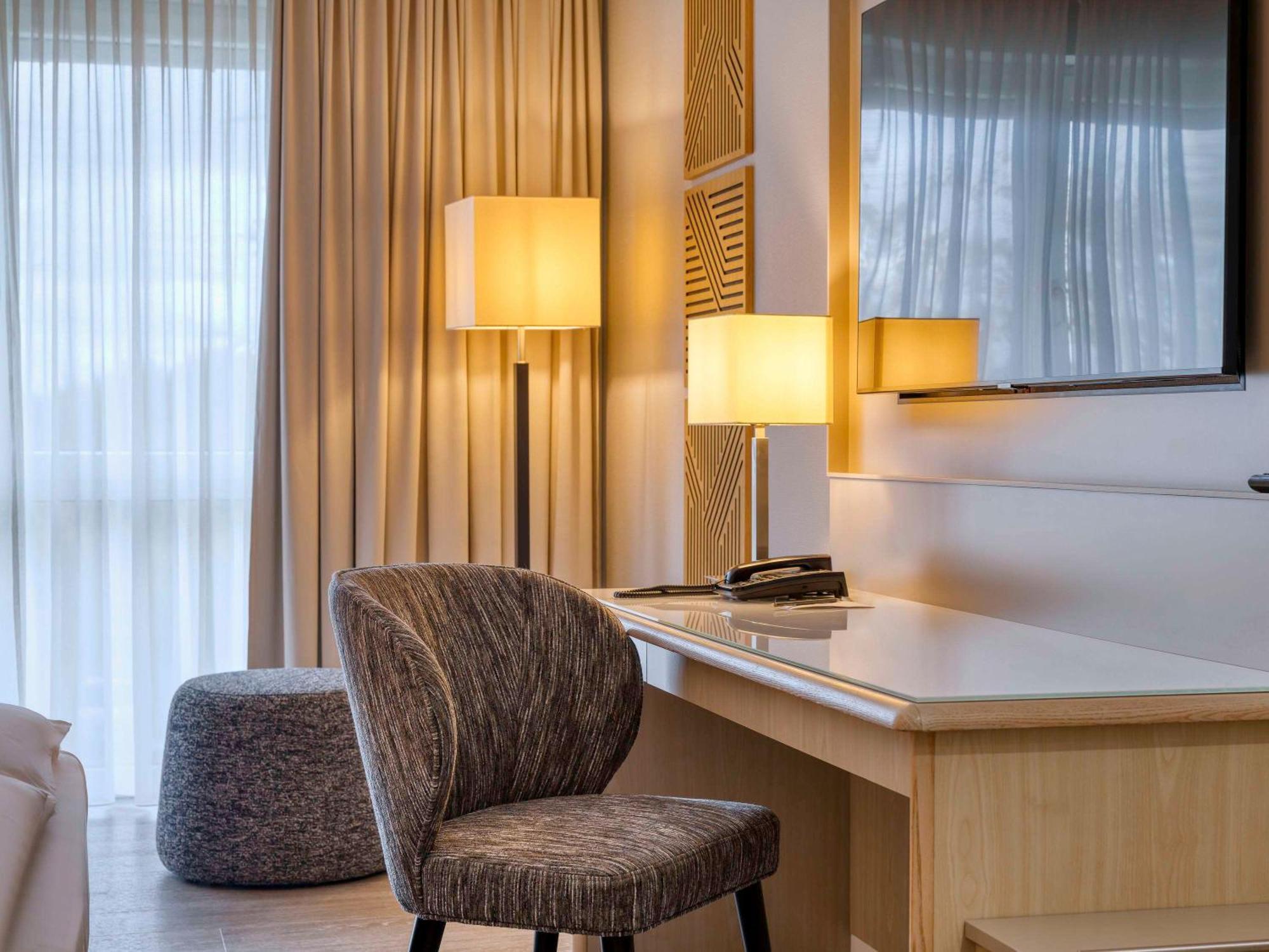 Mercure Duesseldorf Карст Екстериор снимка